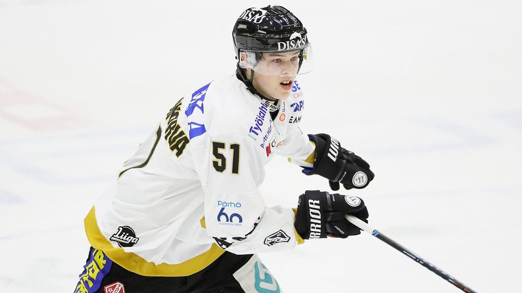 Jesse Koskenkorva hyppää kaukaloon.