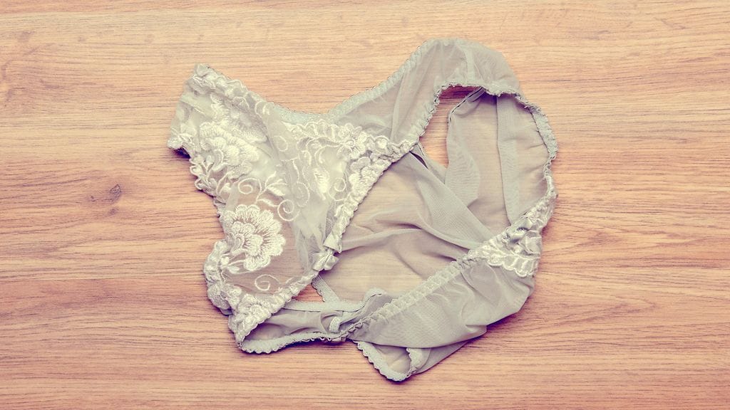 Asiantuntija suosittelee heittämään pikkuhousut jalasta ainakin yöksi.