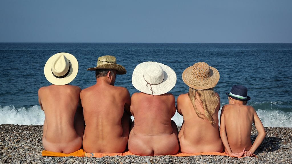 Osa nudistikohteista on suunnattu vain aikuisille, osa koko perheelle. Kuvituskuva.