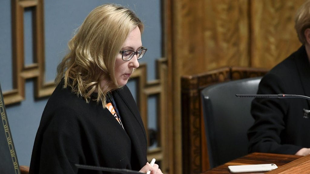 Eduskunnan puhemies Maria Lohela (sin.) kertoo keskustelleensa Teuvo Hakkaraisen (ps.) kanssa useita kertoja hänen alkoholinkäytöstään muun muassa heidän ollessaan samassa eduskuntaryhmässä.