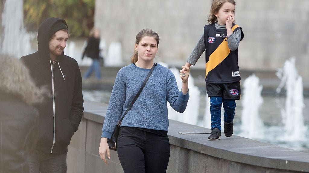 Belle Gibson kuvattuna lapsensa kanssa vuoden 2016 tammikuussa.