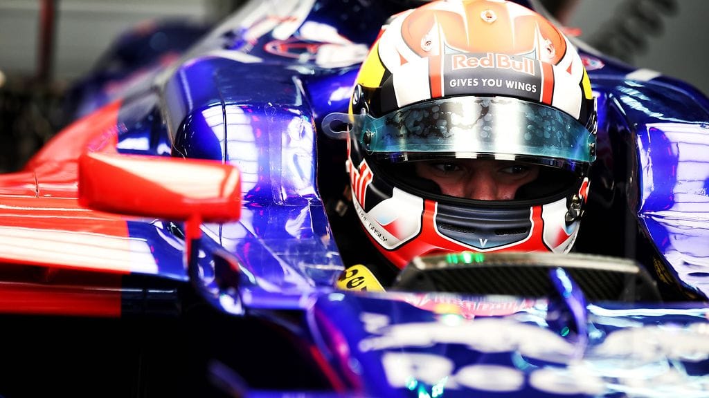 Pierre Gasly testasi uuden autonsa istuinta Sepangin radan varikolla torstaina.