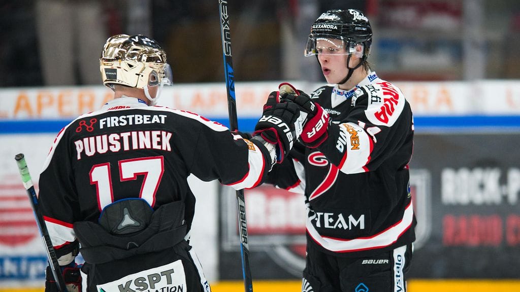 Juuso Puustinen tuulettaa yhdessä Antti Suomelan kanssa.