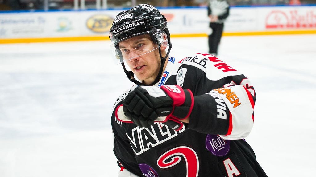 Jarkko Immonen tuuletti kauden avausmaaliaan.