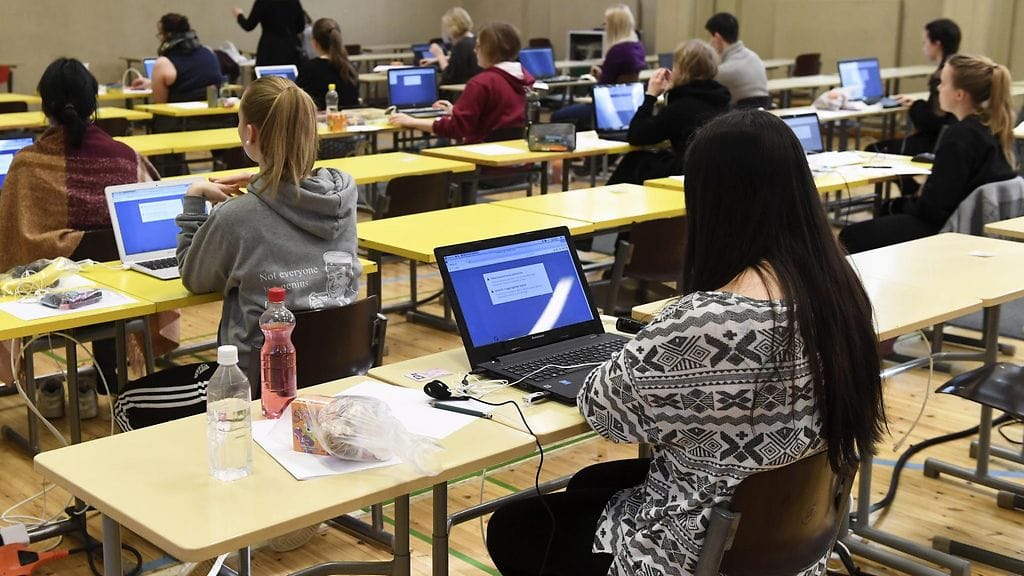 Kokelaat valmistautuivat tekemään sähköisen ylioppilaskirjoituksen keskiviikkoaamuna  Ressun lukiossa, Helsingissä, 15. maaliskuuta 2017.