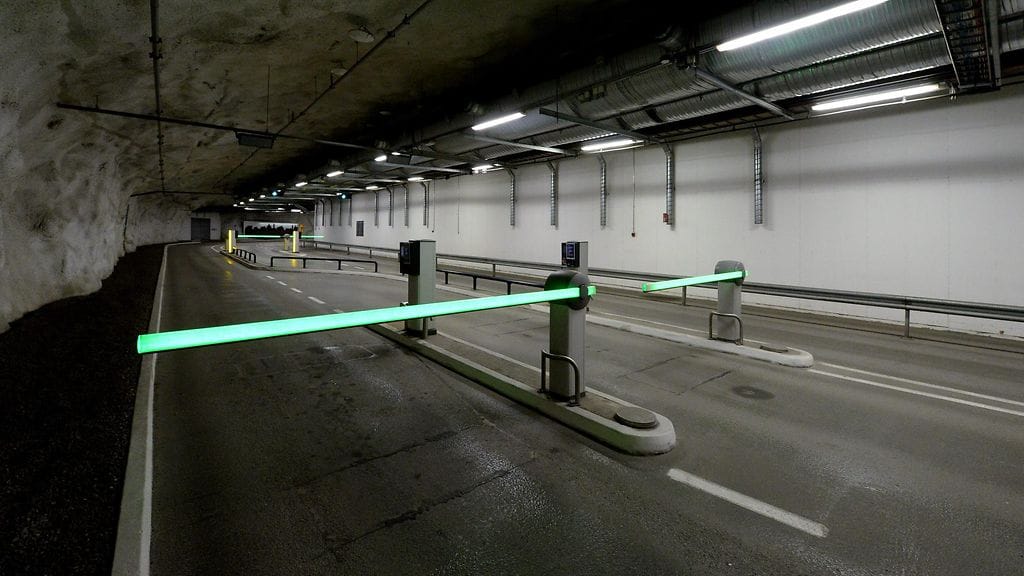 Parkkihallin sisäänkäynti Helsingin keskustan alla.