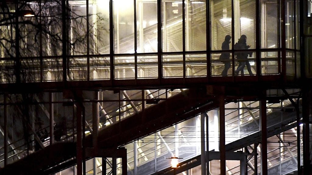 Kuvituskuvaa Leppävaaran juna-asemalta, kuvan henkilöt eivät liity juttuun.