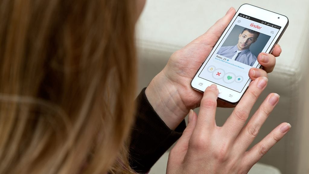 Tinder-matcheihin voi tutustua nyt helpommin jo ennen keskustelun aloittamista.