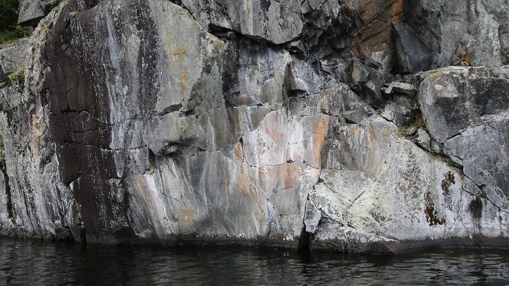 Fiskarissa asuva muusikko Sami Wirkkala havaitsi sup-lautaillessaan Lammasjärven itärannalla kohoavassa jyrkässä kallioseinämässä noin kymmenen erilaista punamullalla maalattua kuvaa.