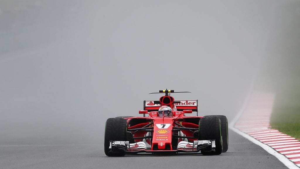 Kimi Räikkönen ajoi sateisella Sepangin radalla perjantaina.