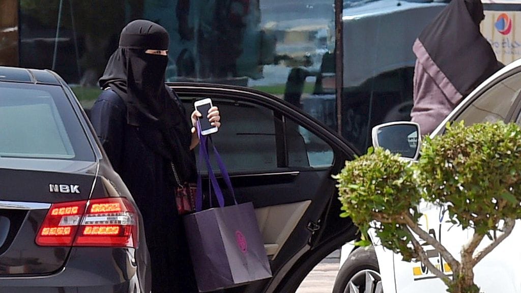 Seksuaalisen ahdistelun kieltävästä laista ilmoitettiin kaksi päivää sen jälkeen kun Saudi-Arabia antoi naisille luvan ajaa autoa ensi vuoden heinäkuusta lähtien.