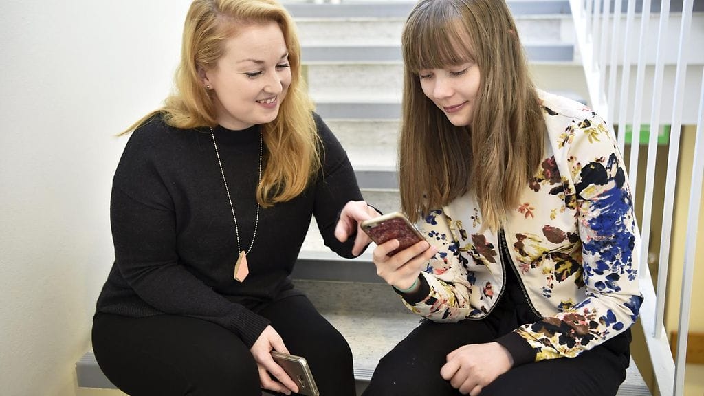 Sosiaalisesta mediasta nuorten suosiossa ovat Instagram, Snapchat, Youtube ja Whatsapp, tietää 17-vuotias Siiri Kinnari (oik.). Facebook ja Twitter eivät ole muodissa, mutta Jodel voi olla nousussa. Rauna Rahja (vas.) seuraa nuorten nettielämää mediakasvattajan näkökulmasta. EU:n tietosuojauudistuksen myötä lasten ja nuorten pitää jatkossa saada huoltajien lupa verkkopalveluiden käyttöön.