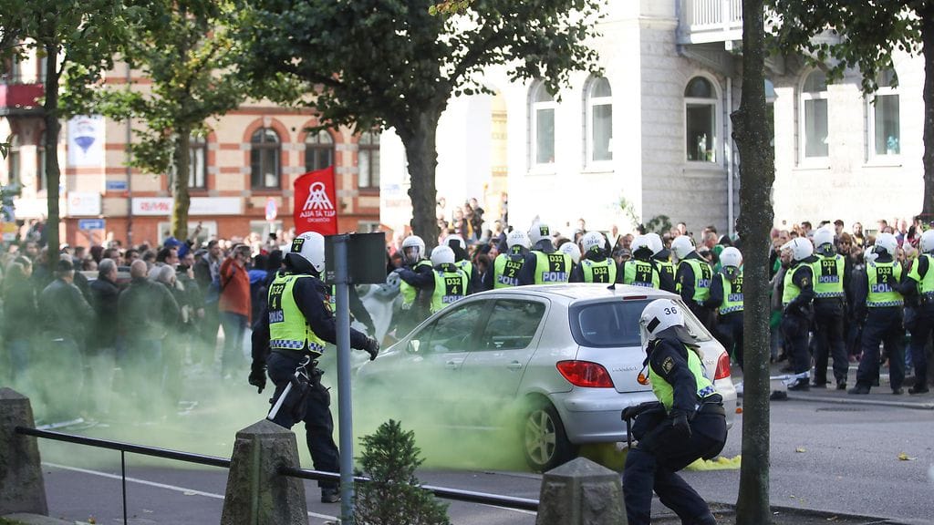 Ruotsin poliisi kertoo ottaneensa tähän mennessä kiinni kaksikymmentä ihmistä. Osa kiinni otetuista on ulkomaiden kansalaisia, kertoo Expressen.
