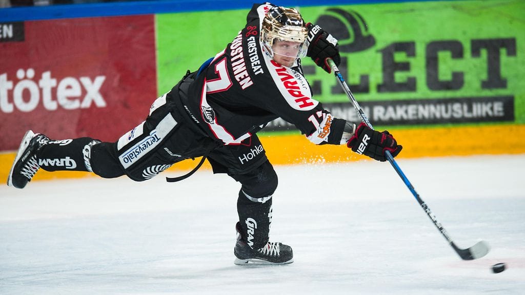 Juuso Puustinen loukkaantui ottelun ensimmäisessä erässä.