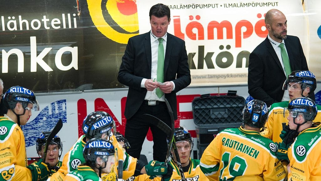 Karri Kivi puolusti Joe Piskulan taklausta.