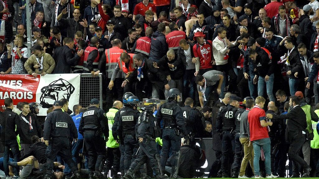 Järjestyksenvalvojat ja poliisit auttoivat haavoittuneita Lillen kannattajia.