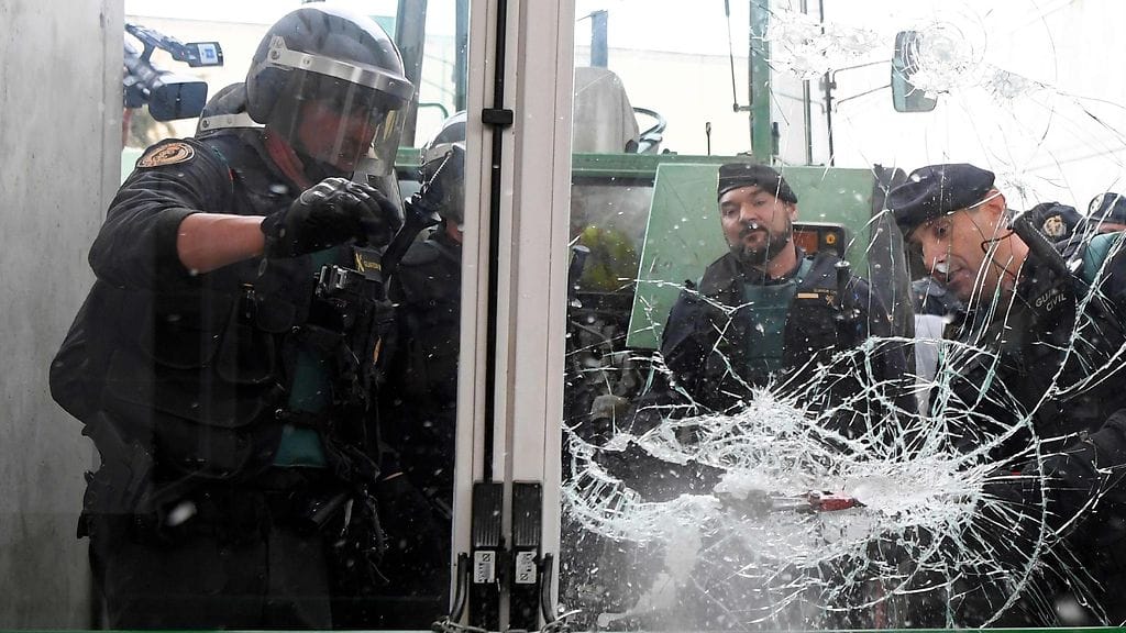 Espanjan mellakkapoliisi rikkoi ovia päästäkseen Katalonian itsenäisyysäänestyspaikoille.