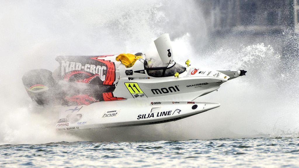 Sami Seliön tilanne vaikeutui jo aika-ajossa, jossa hän kaatoi veneensä rajusti.