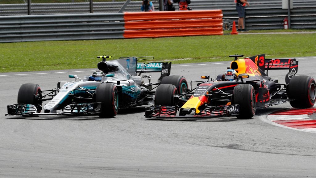 Valtteri Bottas joutui kisassa Daniel Ricciardon ohittamaksi.