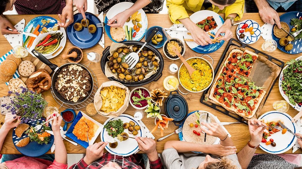 Vegaanisista aineksista voi taikoa monenlaisia herkkuja.