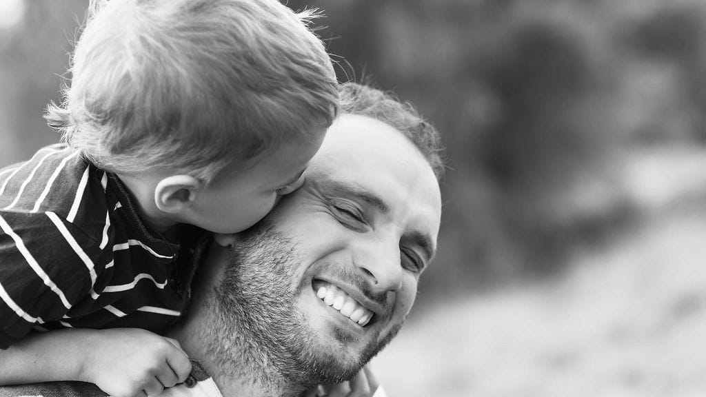 Parasta pojassa on isäpuolen mukaan aitous. Kuvituskuva.