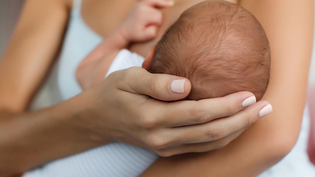 Vauvaansa imettänyt äiti häädettiin julkiselta uima-altaalta Texasissa.