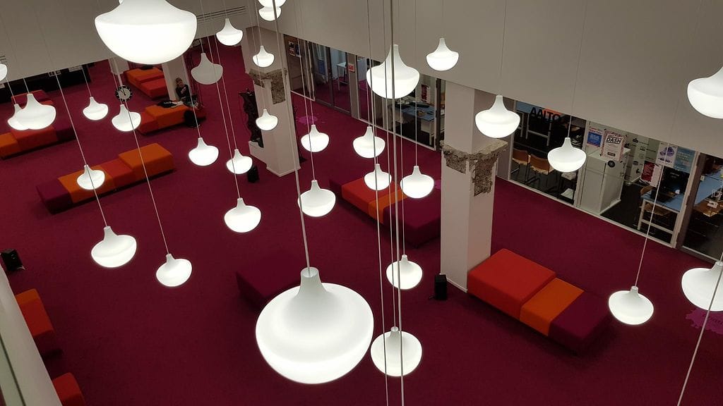 Aalto-yliopiston Harald Herlin-oppimiskeskus eli kirjasto