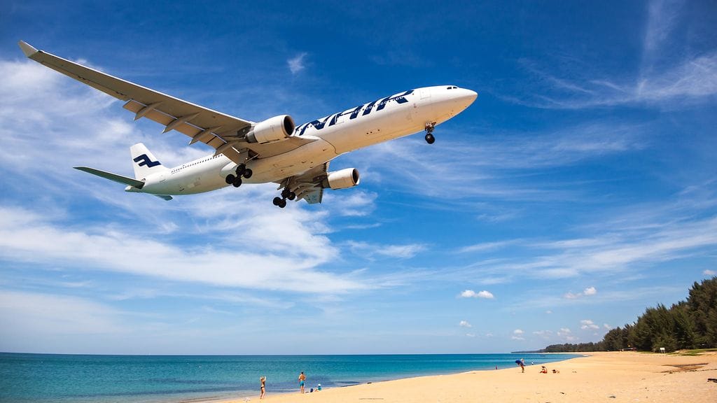 Finnairin lentokone laskeutumassa Thaimaan Phuketiin. Kuvituskuva.