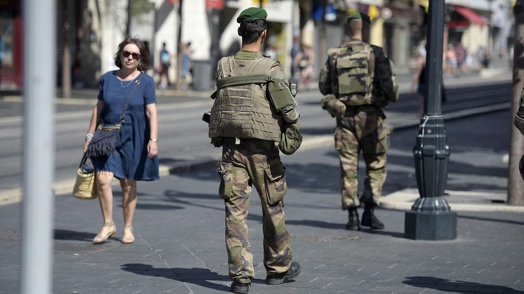 Sotilaita partioimassa Nizzan keskustassa Ranskassa Nizzan terrori-iskun jälkeen. vuoden 2016 kesällä. Kuvituskuva.