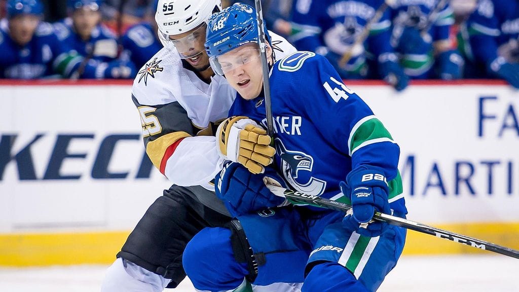 Olli Juolevi (edessä) taisteli kiekosta NHL:n harjoitusottelussa Vegas Golden Knightsin Keegan Kolesaria vastaan.