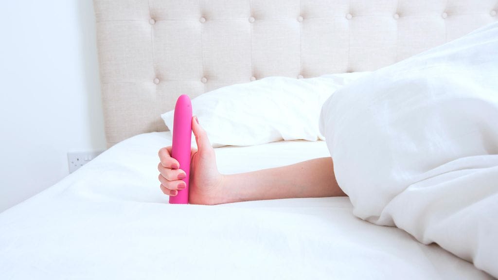 Asiantuntija kannustaa ottamaan seksilelut rohkeasti mukaan petipuuhiin.