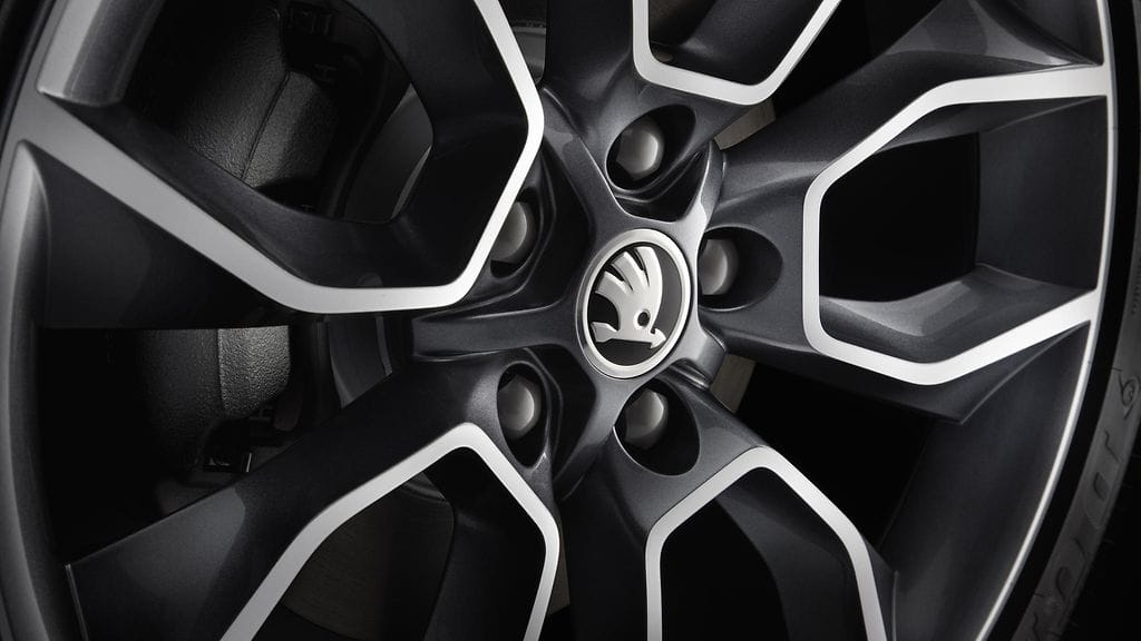 Lähikuva Skoda Karoqin vanteesta.