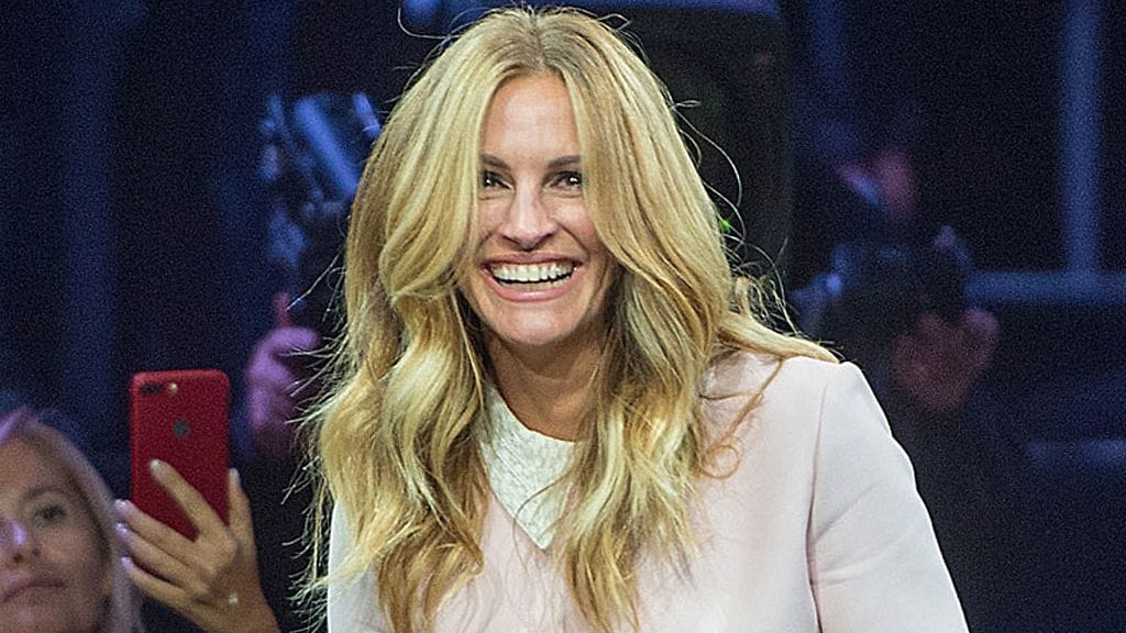 50 vuotta täyttävä Julia Roberts vieraili muotinäytöksessä Italiassa aiemmin tässä kuussa.