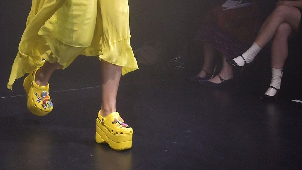 Crocsit Balenciagan näytöksessä 2017.