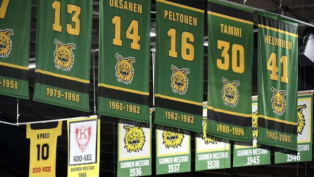 Ilveksen jäädytetyt pelinumerot Hakametsän jäähallin katossa.