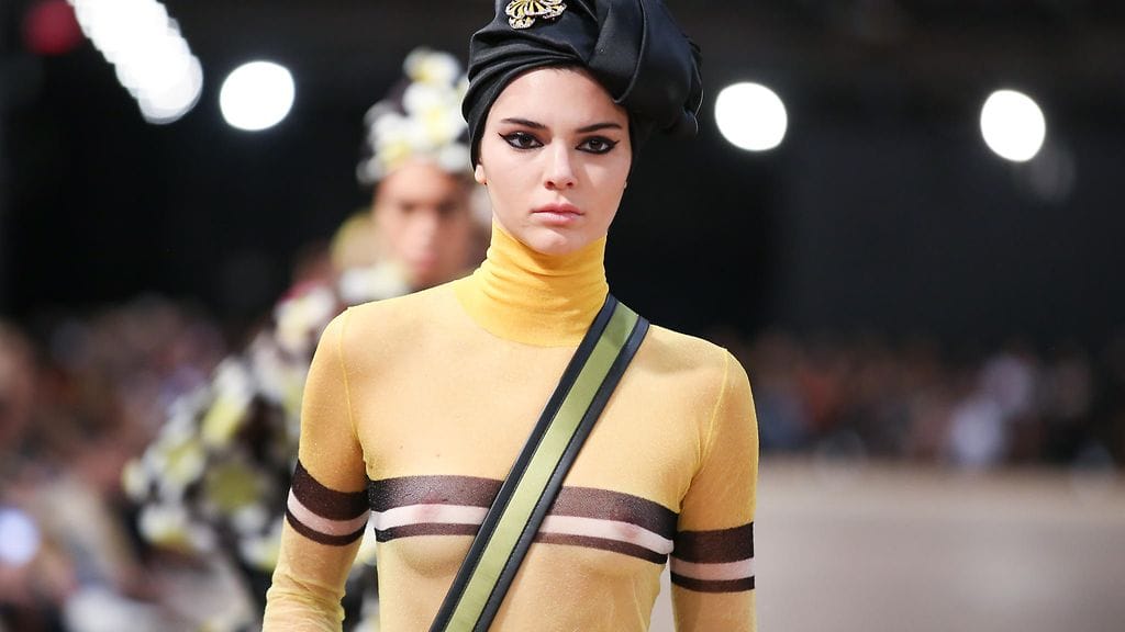 Kendall Jenner kuvattuna catwalkilla New Yorkin muotiviikoilla 13. syyskuuta 2017.