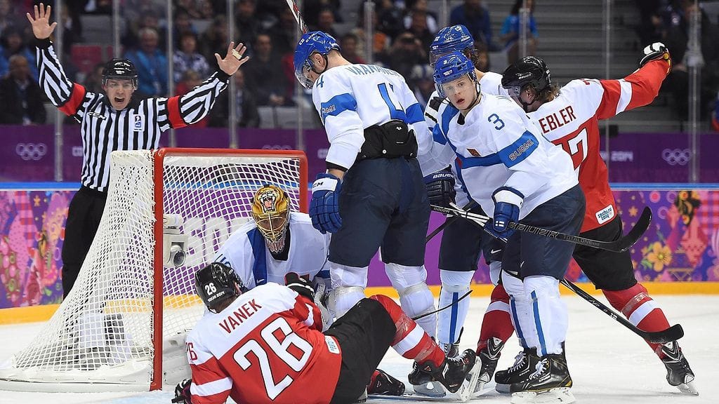 Kuva Sotshin olympialaisista vuodelta 2014 Suomen ja Itävallan välisestä ottelusta.