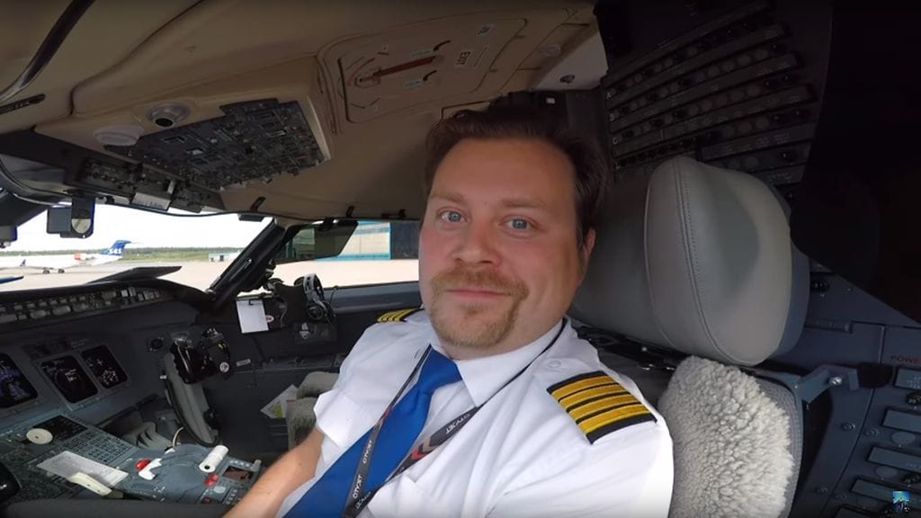 Suomalaisen lentäjän Tapio Siivolan Youtube-videosta tuli kova hitti. Videolla Siivola kertoo arjestaan liikennelentäjänä.