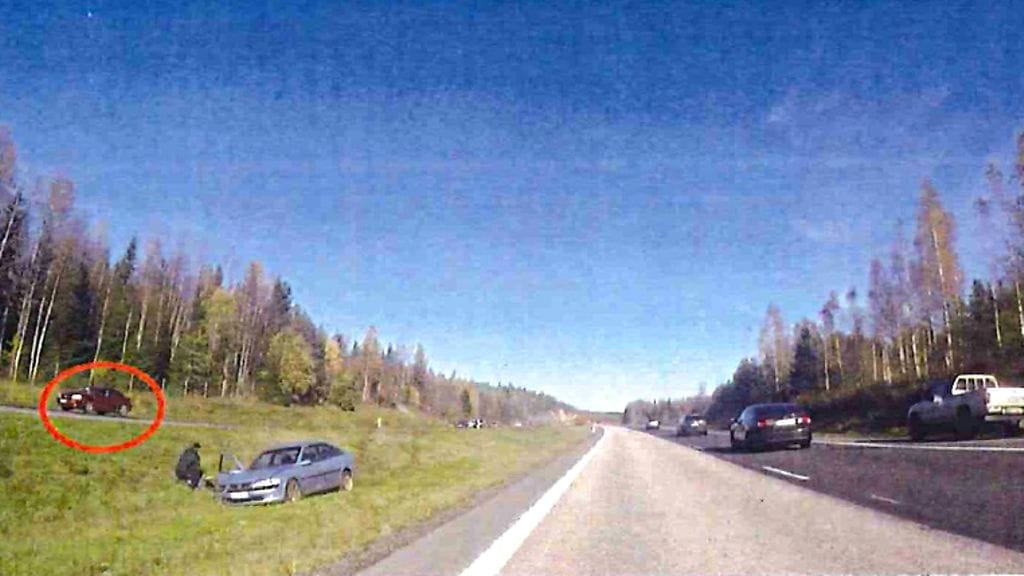 Kuva on poliisimiehen moottoripyörän gopro-kamerasta, kun hän on saapumassa paikalle. Puukkomies on harmaan auton vieressä. Rengastettuna on tapahtumat läheltä nähneen todistajan auto. Ampuminen ei näy moottoripyörän videolla, koska poliisi parkkeerasi sen Vectran taakse. Videolta kuuluu käskytys ja laukaukset. Poliisi julisti videon salaiseksi.