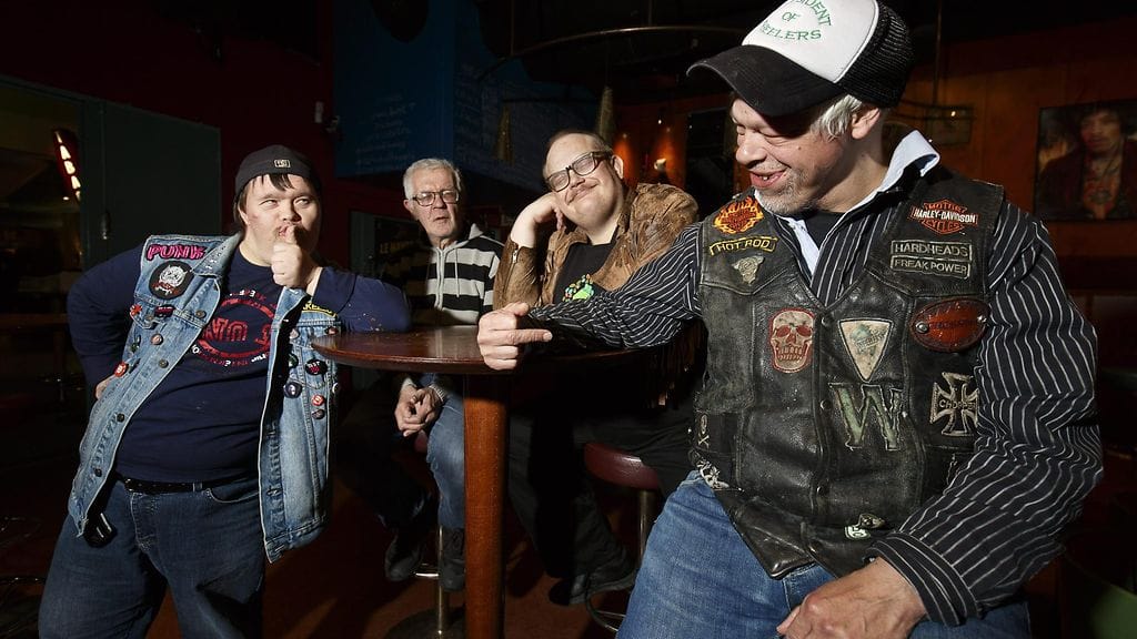 Viime vuoden tapaninpäivänä viimeisen keikkansa soittaneen Pertti Kurikan Nimipäivät -yhtyeen Toni Välitalo (vas.), Pertti Kurikka, Sami Helle ja Kari Aalto Tokasikajuttu-elokuvan lehdistönäytöksessä Helsingissä 3. lokakuuta 2017.