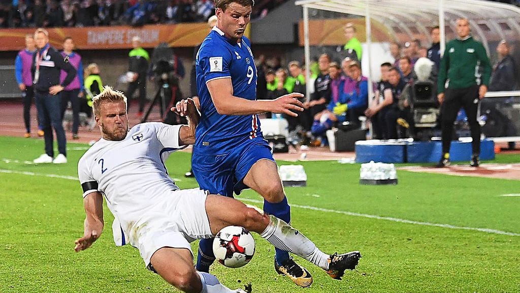 Paulus Arajuuri (vas.) pallotaistelussa Islannin Björn Sigurdarsonin kanssa. Suomi kukisti syyskuun kotiottelussaan Islannin 1–0, mutta Huuhkajien mahdollisuudet MM-kisapaikkaan ovat menneet, kun taas Islanti taistelee pääsystä MM-kisoihin karsintalohkon kärkisijoilla tiukasti.