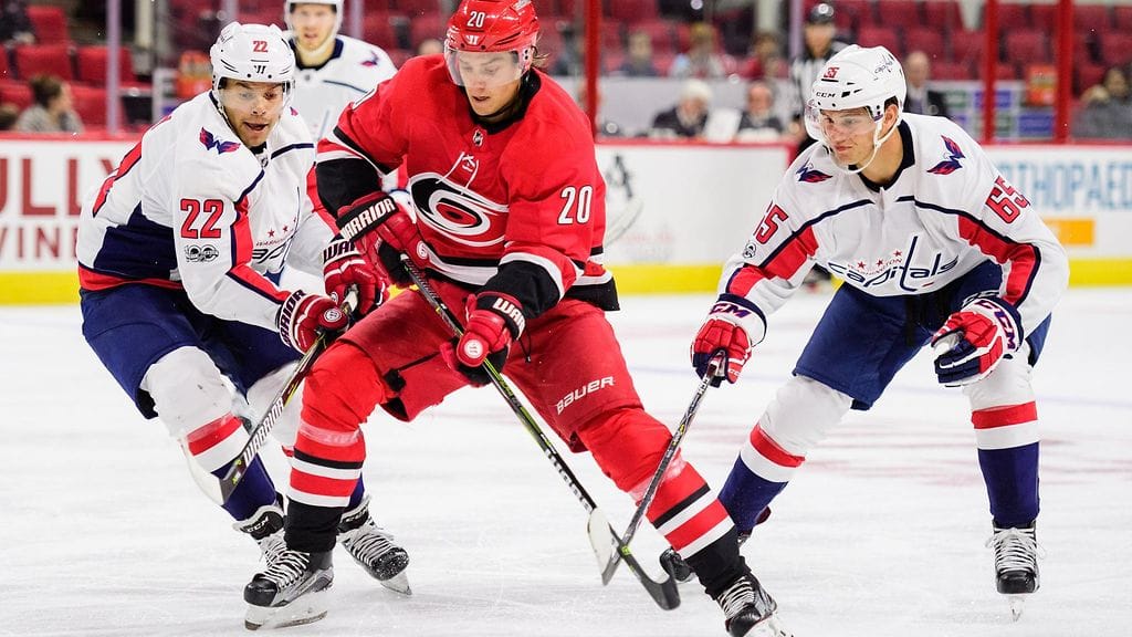 Sebastian Aho vauhdissa NHL:n harjoitusottelussa Washingtonia vastaan.