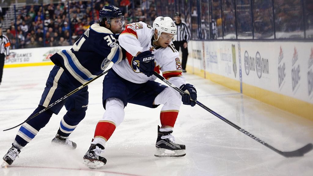 Aleksander Barkov (oik.) vääntämässä Columbuksen Josh Andersonia vastaan viime kauden ottelussa.