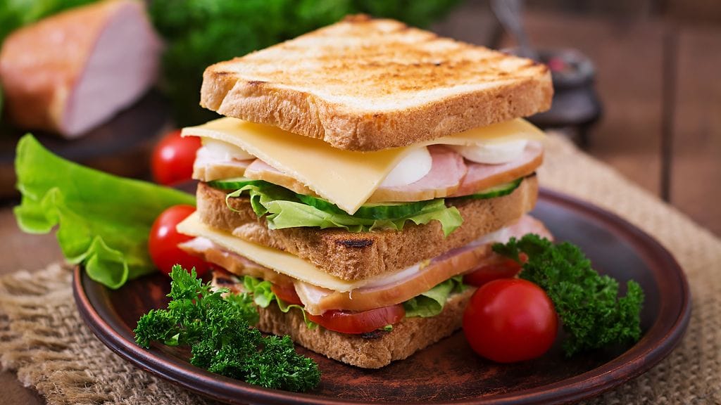 Kurkku ja tomaatti, kananmuna ja liha sekä leipä ja juusto eivät ole yhdistelminä vatsalle niitä parhaimpia.