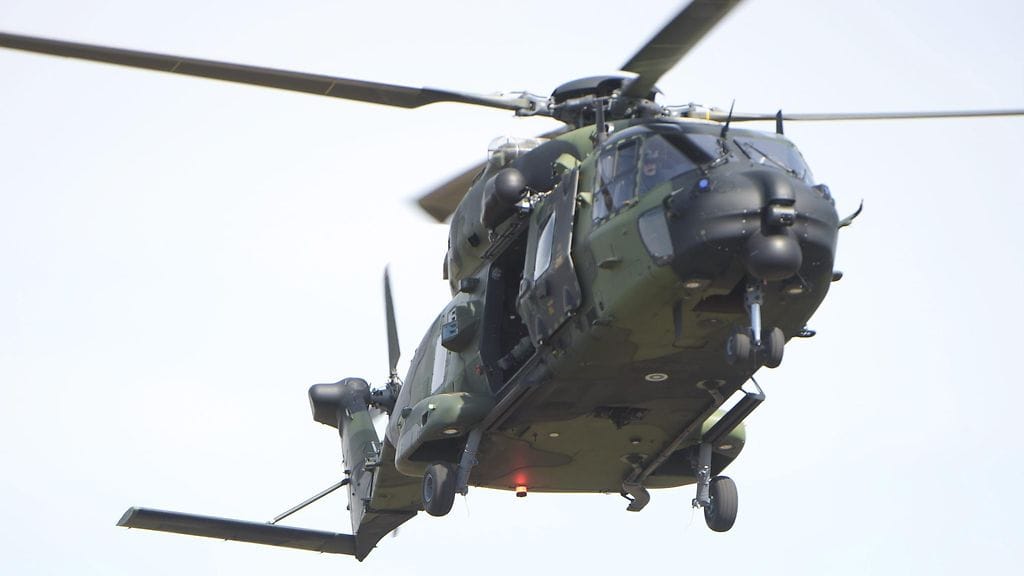 NH90-kuljetushelikopteri yhteisnäytöksessä Utin jääkärirykmentin yleisölle avoimessa toimintanäytöksessä ja kalustoesittelyssä Kouvolassa 13. toukokuuta 2016.