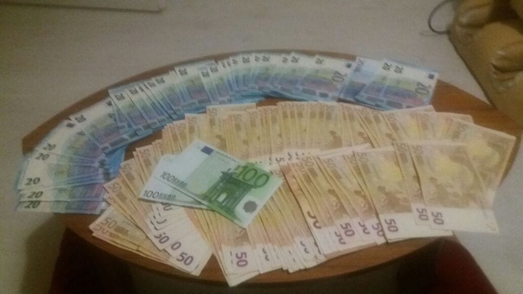 Poliisi löysi esitutkinnassa venäläisnaisen hallusta valokuvan rahoista, joiden epäillään olevan peräisin laajan paritusringin toiminnasta. Poliisi epäilee, että paritusta järjestänyt nainen sai kaikkiaan noin 80 000 euron rikoshyödyn. Kuva: Poliisin esitutkintamateriaali.