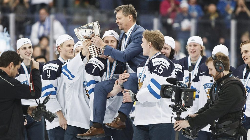 Jukka Jalonen johdatti Nuoret Leijonat maailmanmestaruuteen 2016. Aikuisten MM-kultaa hän juhli keväällä 2011.