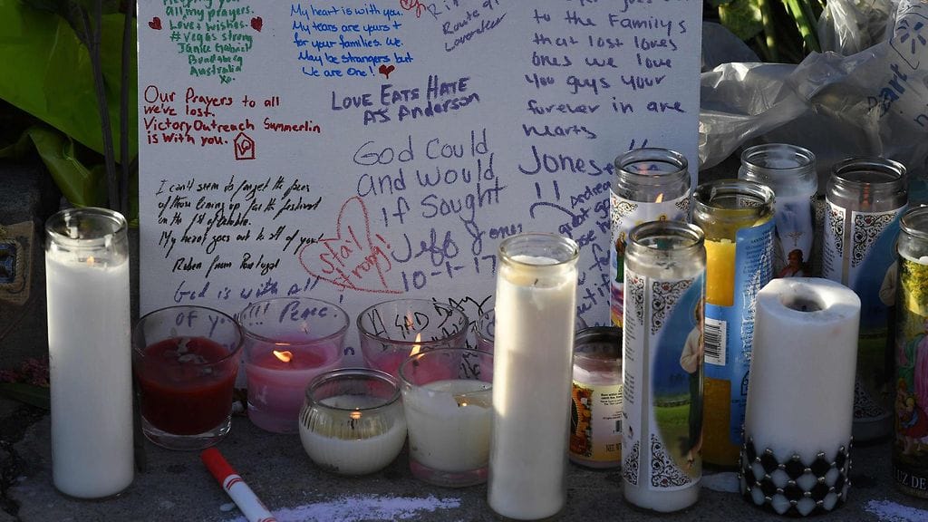 Ihmiset ovat tuoneet tapahtuma-alueen ulkopuolelle kynttilöitä, kortteja ja kukkia.