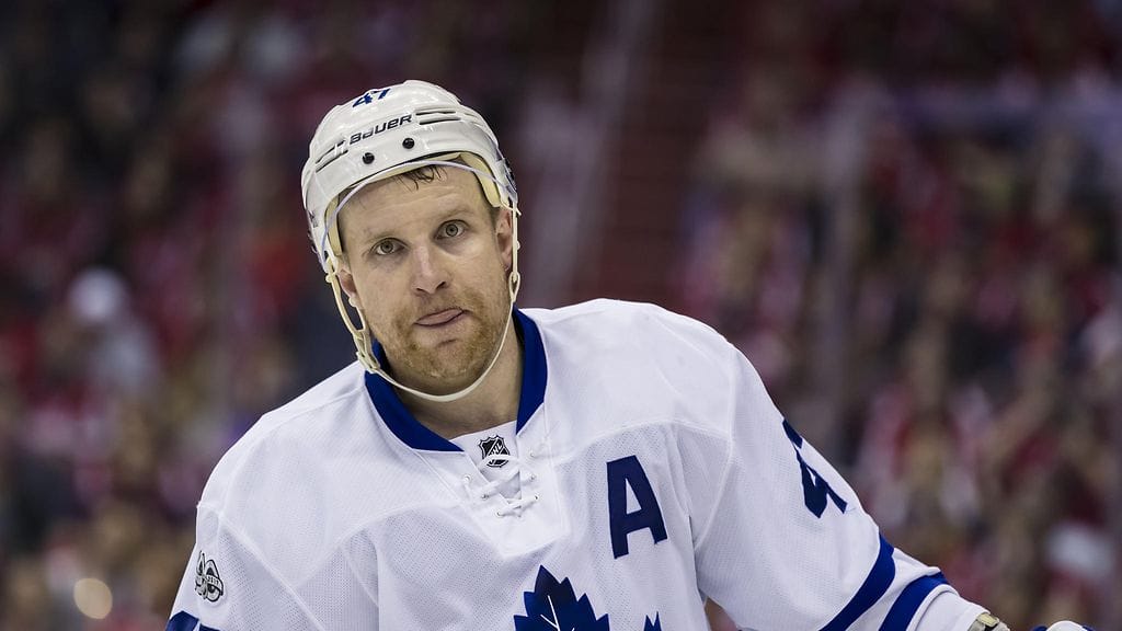 Leo Komarov, kuvassa hänen vanha visiirinsä.