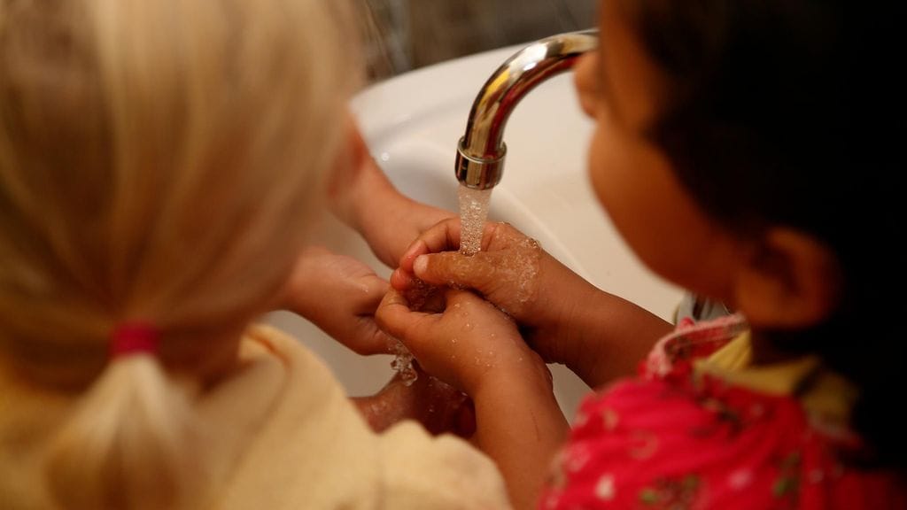 Kihomatotartunnan voi saada suorasta käsikosketuksesta tai koskemalla esimerkiksi samoja leluja, vaatteita ja lakanoita kuin tartunnan saanut. Kuvituskuva.